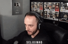 a man wearing headphones with the name selixinho on the bottom of his shirt