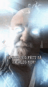 a bald man with a beard has glowing eyes and says na har jeg fatt sa