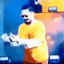 a blurry picture of a man wearing a yellow shirt and sunglasses