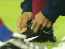 Ronaldinho Gaucho Shoe Tie GIF - Ronaldinho Gaucho Shoe Tie Tying GIFs