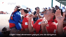 a group of people are raising their fists in the air and the caption says lagari raket denemesini yapiyor onu da sürüyoruz