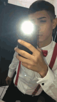 Boy Mirror GIF - Boy Mirror Selfie GIFs