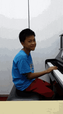 Smile Piano GIF - Smile Piano Chuckle GIFs