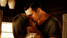 a man and a woman are kissing with the word morgens on the bottom right