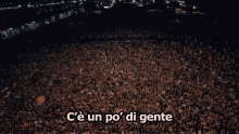 Affollato Tanta Gente Folla Concerto Non C'è Spazio GIF - Crowded Crowd Concert GIFs