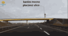 a blurred image of a highway with the words bardzo mocno placesz ulico