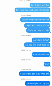 a screenshot of a text message between two people in vietnamese
