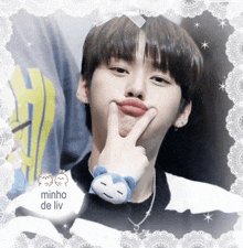 a picture of a young man with a stuffed animal on his wrist and the words minho de liv below him