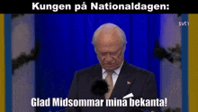 a man in a suit and tie is giving a speech in a foreign language