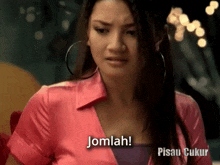a woman in a pink shirt says jomlah in a video