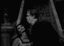Besos GIF - Herman Munster Lily GIFs