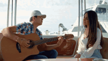 cantar tocar la guitarra barco cita romantico