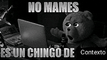 a teddy bear is sitting in front of a laptop computer with the words no mames es un chingo de contexto