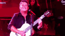 Alejandro Sanz Cantando Feliz GIF
