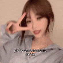 a blurry picture of a girl with the words chaewon solamente de val written on the bottom