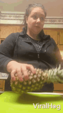 Pressing Pineapple Viralhog GIF - Pressing Pineapple Viralhog Pineapple Trick GIFs