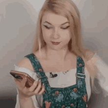 Pointing At Phone Sophie GIF - Pointing At Phone Sophie Tearastar GIFs