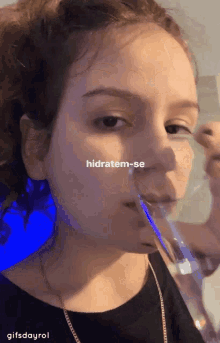 Carol Biazin Gifsdayrol GIF - Carol Biazin Gifsdayrol Drink Water GIFs