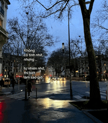 a photo of a city street at night with a foreign language caption