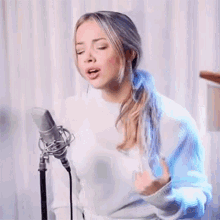 Singing Emma Heesters GIF - Singing Emma Heesters Malang Song GIFs