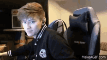 Leffen Middle Finger GIF - Leffen Middle Finger Fuck Off GIFs