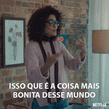 a woman with curly hair and glasses says isso que e a coisa mais bonita desce mundo