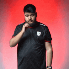a man wearing a black shirt that says syner on the side