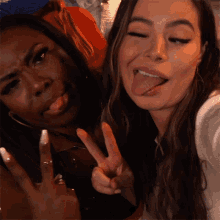 Taking A Wacky Picture Harper GIF - Taking A Wacky Picture Harper Carly Shay GIFs