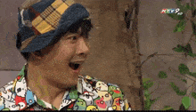 a man wearing a hat and a shirt that says htv9 hd