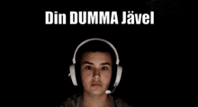 a young man wearing headphones and a microphone with the words din dumma javel behind him