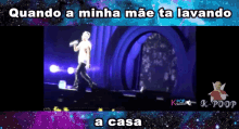 a video of a man singing on a stage with the words quando a minha mae ta lavando a casa at the bottom