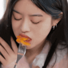 Minju Eating Food GIF - Minju Eating Eating Food GIFs