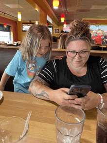 Kid Can Read Parenting GIF - Kid Can Read Parenting Texting GIFs