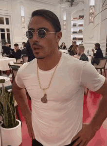 Salt Bae Sprinkle GIF – Salt Bae Sprinkle Salt – discover and share GIFs