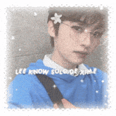 a picture of a boy with glasses and a flower in his hair with the words lee know solo de xime on it