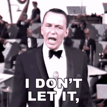 I Dont Let It Let It Get Me Down Frank Sinatra GIF - I Dont Let It Let It Get Me Down Frank Sinatra Thats Life GIFs