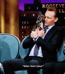 Tom Hiddleston Tom Hiddleston Kiss GIF - Tom Hiddleston Tom Hiddleston Kiss Tom Hiddleston Romantic GIFs