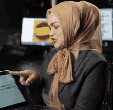 Siti Nurhaliza Reading GIF - Siti Nurhaliza Reading Laptop GIFs