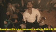a man in a white shirt is dancing in a crowd with the words quando você le o mercado