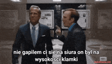 two men in suits and ties are standing next to each other and the caption says nie gapiłem