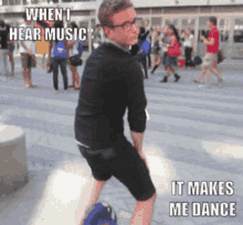 When I Hear Music It Makes Me Dance GIF - When I Hear Music It Makes Me Dance Twerk GIFs
