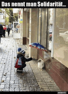 Хоть и трусики баба не сняла, а пизда течет и ебаться можно и так