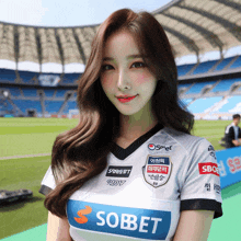 a woman is wearing a shirt that says sobet