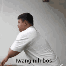 a man in a white shirt with the words iwang nih bos written on his back
