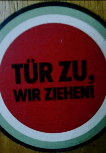 a red sign that says " tür zu wir ziehen " on it
