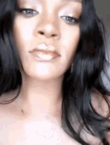Rihanna Arrumando GIF