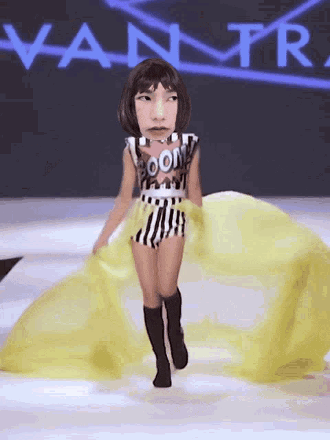 Fashion Show Cat Walk GIF - Fashion Show Cat Walk Runway - Discover & Share  GIFs