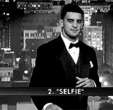 Mariota Selfie GIF - Mariota Selfie Lemme Take A Selfie GIFs