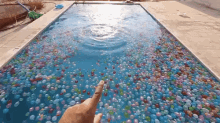 ماوكلي، مسبح، بالونات، تحدي GIF - Mawkli Pool Challenge GIFs