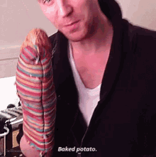 Tom Hiddleston Baked Potato GIF - Tom Hiddleston Baked Potato GIFs